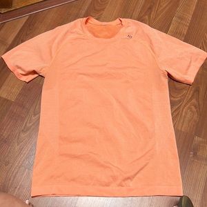 Men’s lululemon short sleeve shirt